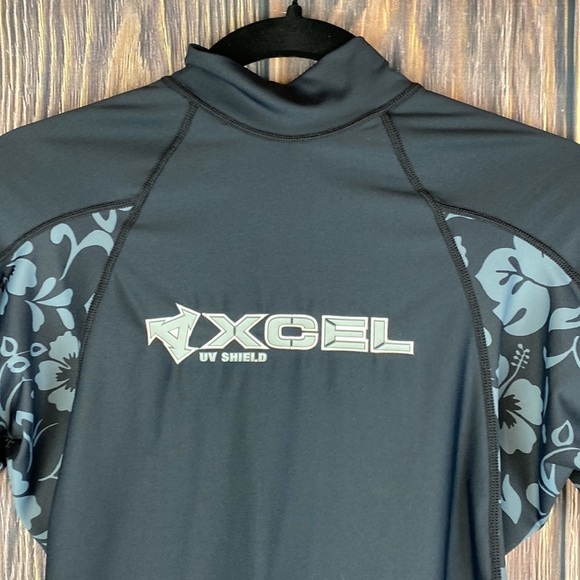 Woman’s Xcel UV Shield Black W/ Hibiscus Pattern Swim/Surf/Boat- Size Medium - Picture 2 of 5